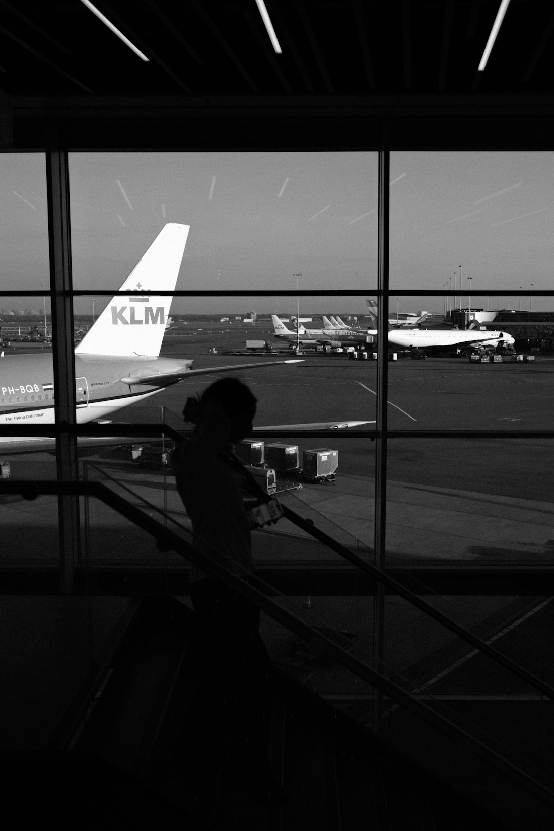 Viajante observando aviões no aeroporto
